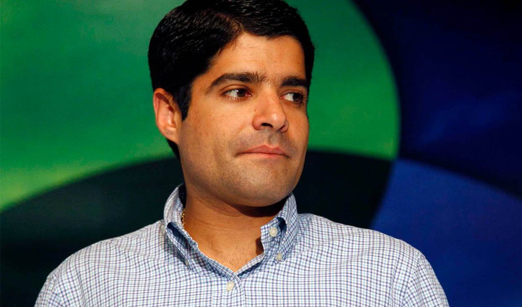 O PTN, maior partido de apoio ao prefeito ACM Neto (DEM) na Câmara Municipal, decidiu oficializar a candidatura do partido para disputar com o atual presidente Paulo Câmara (PSDB), com ou sem o aval do prefeito; ACM promete não se envolver na disputa pelo comando da Casa; "A eleição na câmara não depende do prefeito, depende dos vereadores. Meu desejo é que a base possa estar unida, mas eu não posso impedir isso. Caberá aos vereadores decidir” (Foto: Aquiles Lins) O PTN, maior partido de apoio ao prefeito ACM Neto (DEM) na Câmara Municipal, decidiu oficializar a candidatura do partido para disputar com o atual presidente Paulo Câmara (PSDB), com ou sem o aval do prefeito; ACM promete não se envolver na disputa pelo comando da Casa; "A eleição na câmara não depende do prefeito, depende dos vereadores. Meu desejo é que a base possa estar unida, mas eu não posso impedir isso. Caberá aos vereadores decidir”