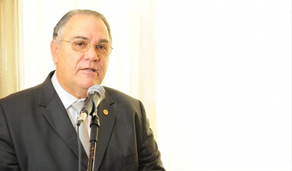 O presidente do Tribunal de Justiça de Pernambuco (TJPE), desembargador Frederico Neves, não gostou nem um pouco dos cortes anunciados pelo Governo do Estado no orçamento do Poder Judiciário; “Instaurou-se uma crise entre o Judiciário e o Executivo de Pernambuco”, disse Neves durante uma reunião com o Sindicato dos Oficiais de Justiça do Estado e outras entidades ligadas ao Judiciário; por meio de nota, o presidente do TJPE adiantou que irá estudar medidas administrativas – que incluem o fechamento de comarcas no interior – e judiciais para evitar a redução no repasse previsto (Foto: Paulo Emílio) O presidente do Tribunal de Justiça de Pernambuco (TJPE), desembargador Frederico Neves, não gostou nem um pouco dos cortes anunciados pelo Governo do Estado no orçamento do Poder Judiciário; “Instaurou-se uma crise entre o Judiciário e o Executivo de Pernambuco”, disse Neves durante uma reunião com o Sindicato dos Oficiais de Justiça do Estado e outras entidades ligadas ao Judiciário; por meio de nota, o presidente do TJPE adiantou que irá estudar medidas administrativas – que incluem o fechamento de comarcas no interior – e judiciais para evitar a redução no repasse previsto