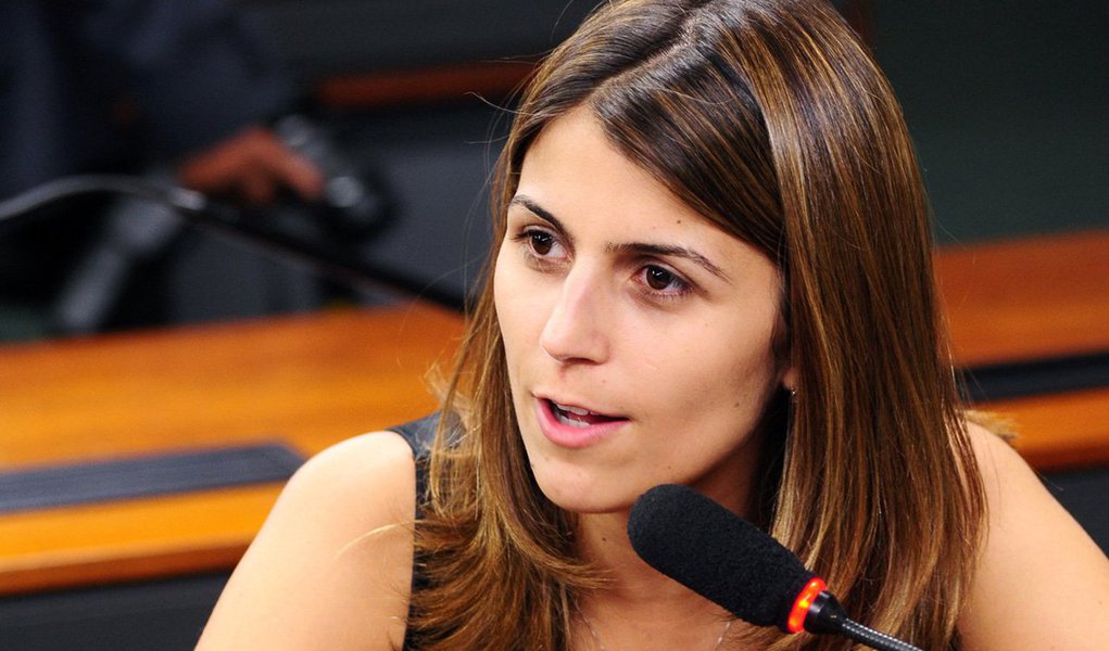 O instituto Paraná Pesquisas foi ao Rio Grande do Sul sondar a intenção de voto para a Prefeitura de Porto Alegre; segundo o levantamento, se as eleições fossem hoje, a deputada estadual Manuela D'Ávila (PCdoB) seria escolhida em lista estimulada por 19,4% dos eleitores; em segundo lugar aparece a ex-deputada federal Luciana Genro (PSOL), com 11,4%; o deputado federal Vieira da Cunha (PDT) assegura a terceira posição, com 8,9%, seguido pela também deputada federal Maria do Rosário, com 8,8% (PT) (Foto: Leonardo Lucena) www.brasil247.com - O instituto Paraná Pesquisas foi ao Rio Grande do Sul sondar a intenção de voto para a Prefeitura de Porto Alegre; segundo o levantamento, se as eleições fossem hoje, a deputada estadual Manuela D'Ávila (PCdoB) seria escolhida em lista estimulada por 19,4% dos eleitores; em segundo lugar aparece a ex-deputada federal Luciana Genro (PSOL), com 11,4%; o deputado federal Vieira da Cunha (PDT) assegura a terceira posição, com 8,9%, seguido pela também deputada federal Maria do Rosário, com 8,8% (PT)