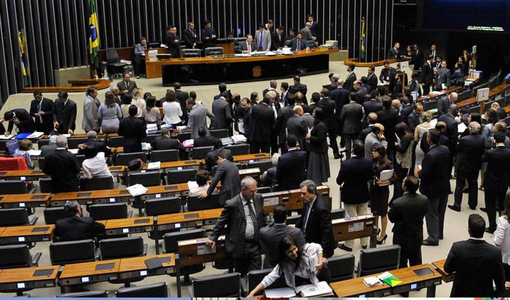 Sessão do Congresso foi encerrada após mais de seis horas de discussão e votação; 38 vetos da Presidência foram apreciados, o que libera a pauta para a votação do projeto que altera a regra de cálculo do superávit primário deste ano; nova sessão foi convocada para esta quarta (26), a partir do meio dia (Foto: Valter Lima) Sessão do Congresso foi encerrada após mais de seis horas de discussão e votação; 38 vetos da Presidência foram apreciados, o que libera a pauta para a votação do projeto que altera a regra de cálculo do superávit primário deste ano; nova sessão foi convocada para esta quarta (26), a partir do meio dia