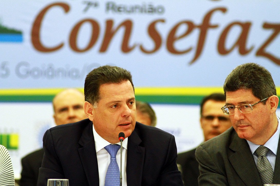 Durante reunião do Confaz, em Goiânia, governador Marconi Perillo disse acreditar que o ministro da Fazenda, Joaquim Levy vai conseguir liderar consenso entre Estados brasileiros para aprovação da convalidação dos incentivos fiscais e colocar fim à guerra fiscal; "A gente confia na liderança do ministro. Nós precisamos, é claro, aprofundar os ajustes para que a economia brasileira volte a um círculo virtuoso de prosperidade e desenvolvimento", afirmou
(Foto: José Barbacena) Durante reunião do Confaz, em Goiânia, governador Marconi Perillo disse acreditar que o ministro da Fazenda, Joaquim Levy vai conseguir liderar consenso entre Estados brasileiros para aprovação da convalidação dos incentivos fiscais e colocar fim à guerra fiscal; "A gente confia na liderança do ministro. Nós precisamos, é claro, aprofundar os ajustes para que a economia brasileira volte a um círculo virtuoso de prosperidade e desenvolvimento", afirmou