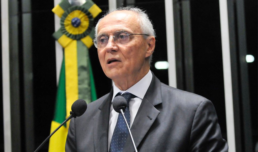 Ao assumir o cargo de secretário municipal de Direitos Humanos de São Paulo nesta segunda (2), o ex-senador Eduardo Suplicy (PT) afirmou que quer dialogar com o Movimento Passe Livre e com adeptos da tática "black bloc", que pregam a depredação do patrimônio como forma de protesto; "Estou disposto a dialogar com todos os movimentos sociais, com os moradores de rua, com o Passe Livre, com os black blocs", afirmou; ele disse ainda, que pode participar de uma manifestação do MPL, "se for convidado ao diálogo" (Foto: Valter Lima) Ao assumir o cargo de secretário municipal de Direitos Humanos de São Paulo nesta segunda (2), o ex-senador Eduardo Suplicy (PT) afirmou que quer dialogar com o Movimento Passe Livre e com adeptos da tática "black bloc", que pregam a depredação do patrimônio como forma de protesto; "Estou disposto a dialogar com todos os movimentos sociais, com os moradores de rua, com o Passe Livre, com os black blocs", afirmou; ele disse ainda, que pode participar de uma manifestação do MPL, "se for convidado ao diálogo"