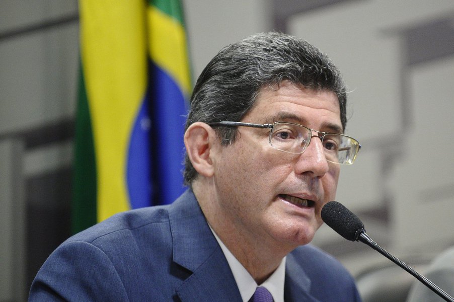 Ministro da Fazenda anunciou na Comissão de Assuntos Econômicos (CAE) do Senado o "compromisso irrevogável" do Executivo de completar em 1º de fevereiro de 2016 a regulamentação da Lei Complementar 148/2014, que instituiu novo indexador das dívidas de estados e municípios com a União; segundo ele, o impacto financeiro dessa lei é de R$ 3 bilhões, que o governo pretende evitar este ano (Foto: Gisele Federicce) Ministro da Fazenda anunciou na Comissão de Assuntos Econômicos (CAE) do Senado o "compromisso irrevogável" do Executivo de completar em 1º de fevereiro de 2016 a regulamentação da Lei Complementar 148/2014, que instituiu novo indexador das dívidas de estados e municípios com a União; segundo ele, o impacto financeiro dessa lei é de R$ 3 bilhões, que o governo pretende evitar este ano