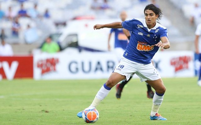 De volta ao Grêmio, dono do seu passe, Moreno ainda vive um dilema. Isso porque a diretoria tricolor já adiantou que será possível manter o atacante junto com o argentino Barcos nos elenco (Foto: Luis Mauro Queiroz) De volta ao Grêmio, dono do seu passe, Moreno ainda vive um dilema. Isso porque a diretoria tricolor já adiantou que será possível manter o atacante junto com o argentino Barcos nos elenco