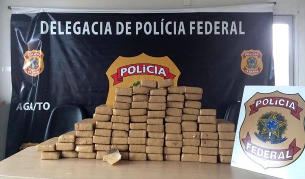 Em ação de rotina nas proximidades do posto da Polícia Rodoviária Federal em Araguaína, agentes da Polícia Federal apreenderam nessa quarta-feira, 1º, 98 kg de maconha e 6 kg de cocaína; as drogas estavam dentro de quatro malas no interior de um micro-ônibus que realizava o trajeto Palmas – Araguaína e eram transportadas por uma mulher e uma adolescente; em depoimento prestado na delegacia da PF em Araguaína, elas informaram que receberiam pelo serviço a quantia de R$ 3.000 cada uma pelo transporte (Foto: Aquiles Lins) Em ação de rotina nas proximidades do posto da Polícia Rodoviária Federal em Araguaína, agentes da Polícia Federal apreenderam nessa quarta-feira, 1º, 98 kg de maconha e 6 kg de cocaína; as drogas estavam dentro de quatro malas no interior de um micro-ônibus que realizava o trajeto Palmas – Araguaína e eram transportadas por uma mulher e uma adolescente; em depoimento prestado na delegacia da PF em Araguaína, elas informaram que receberiam pelo serviço a quantia de R$ 3.000 cada uma pelo transporte