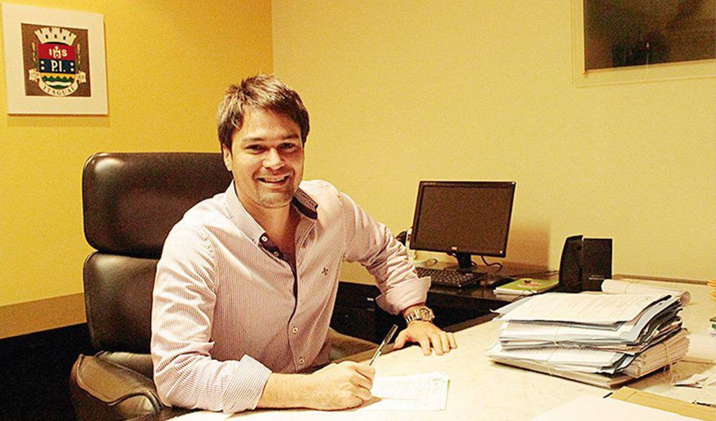 O prefeito de Itaguaí, Luciano Motta (PSDB), é acusado de comandar um grupo que desvia recursos públicos, com um prejuízo mensal de R$ 30 milhões; a receita mensal do Executivo municipal é estimada em R$ 90 milhões; de acordo com investigações da PF, o grupo adotava práticas como fraudes em licitações fraudulentas, contratos irregulares, "laranjas" e funcionários fantasmas; o gestor não foi localizado por policiais (Foto: Leonardo Lucena) O prefeito de Itaguaí, Luciano Motta (PSDB), é acusado de comandar um grupo que desvia recursos públicos, com um prejuízo mensal de R$ 30 milhões; a receita mensal do Executivo municipal é estimada em R$ 90 milhões; de acordo com investigações da PF, o grupo adotava práticas como fraudes em licitações fraudulentas, contratos irregulares, "laranjas" e funcionários fantasmas; o gestor não foi localizado por policiais