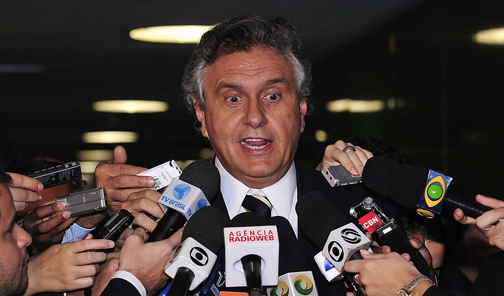 Líder democrata reapresentou requerimento pedindo a investigação com as assinaturas de 27 senadores, número limite para que a comissão seja instalada pela Presidência do Senado; o ruralista fez "questão" de divulgar os nomes dos senadores que assinaram o requerimento, numa estratégia para constranger quem eventualmente pense em recuar da decisão, como ocorreu no primeiro pedido apresentado pelo goiano; Caiado alega que a denúncia truncada da revista Época que acusa o ex-presidente Lula de tráfico internacional de influência é um motivo a mais para que a CPI aconteça (Foto: Realle Palazzo-Martini) Líder democrata reapresentou requerimento pedindo a investigação com as assinaturas de 27 senadores, número limite para que a comissão seja instalada pela Presidência do Senado; o ruralista fez "questão" de divulgar os nomes dos senadores que assinaram o requerimento, numa estratégia para constranger quem eventualmente pense em recuar da decisão, como ocorreu no primeiro pedido apresentado pelo goiano; Caiado alega que a denúncia truncada da revista Época que acusa o ex-presidente Lula de tráfico internacional de influência é um motivo a mais para que a CPI aconteça