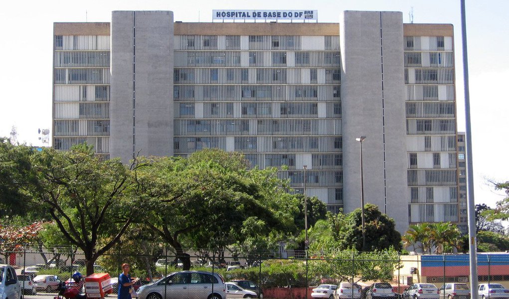Cirurgiões do Hospital de Base de Brasília suspenderam as cirurgias que estavam agendadas para esta segunda-feira (24) devido à falta de insumos básicos para os procedimentos, como compressas cirúrgicas, gaze, analgésicos e remédios para enjoo; a Secretaria de Saúde do DF nega o cancelamento das cirurgias; em nota, a pasta informou que já definiu ações para o reabastecimento do estoque de materiais da unidade de saúde (Foto: Leonardo Araújo) Cirurgiões do Hospital de Base de Brasília suspenderam as cirurgias que estavam agendadas para esta segunda-feira (24) devido à falta de insumos básicos para os procedimentos, como compressas cirúrgicas, gaze, analgésicos e remédios para enjoo; a Secretaria de Saúde do DF nega o cancelamento das cirurgias; em nota, a pasta informou que já definiu ações para o reabastecimento do estoque de materiais da unidade de saúde