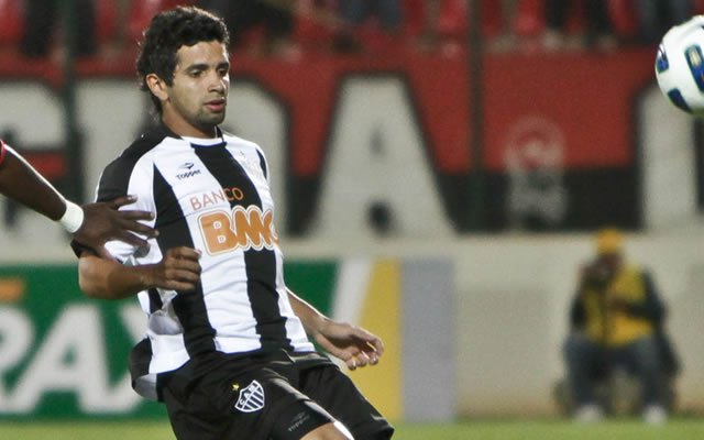 Entre a diretoria, três fatores pesam contra o jogador: o financeiro, a falta de ambição e a opinião de Levir Culpi. Por conta de problemas com dívidas fiscais, a previsão orçamentária do Galo deve ser menor em 2015, o que tornaria inviável a pedida dos cerca de R$300 mil pelo atleta (Foto: Luis Mauro Queiroz) Entre a diretoria, três fatores pesam contra o jogador: o financeiro, a falta de ambição e a opinião de Levir Culpi. Por conta de problemas com dívidas fiscais, a previsão orçamentária do Galo deve ser menor em 2015, o que tornaria inviável a pedida dos cerca de R$300 mil pelo atleta