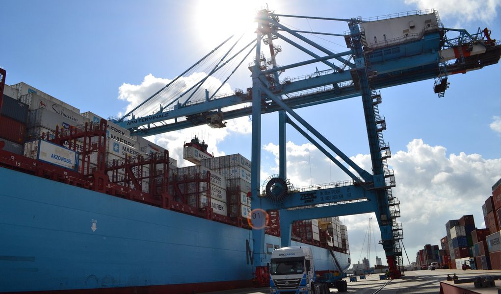 No mês de outubro as exportações sergipanas somaram US$ 7,6 milhões; este resultado considera os valores somados no mês, acumulados no ano e a comparação destes com meses e anos anteriores; valor apresenta alta expressiva de 47,4% se comparado ao mesmo período de 2013, sendo também 38,6% superior ao valor somado no mês de setembro deste ano (Foto: Valter Lima) No mês de outubro as exportações sergipanas somaram US$ 7,6 milhões; este resultado considera os valores somados no mês, acumulados no ano e a comparação destes com meses e anos anteriores; valor apresenta alta expressiva de 47,4% se comparado ao mesmo período de 2013, sendo também 38,6% superior ao valor somado no mês de setembro deste ano