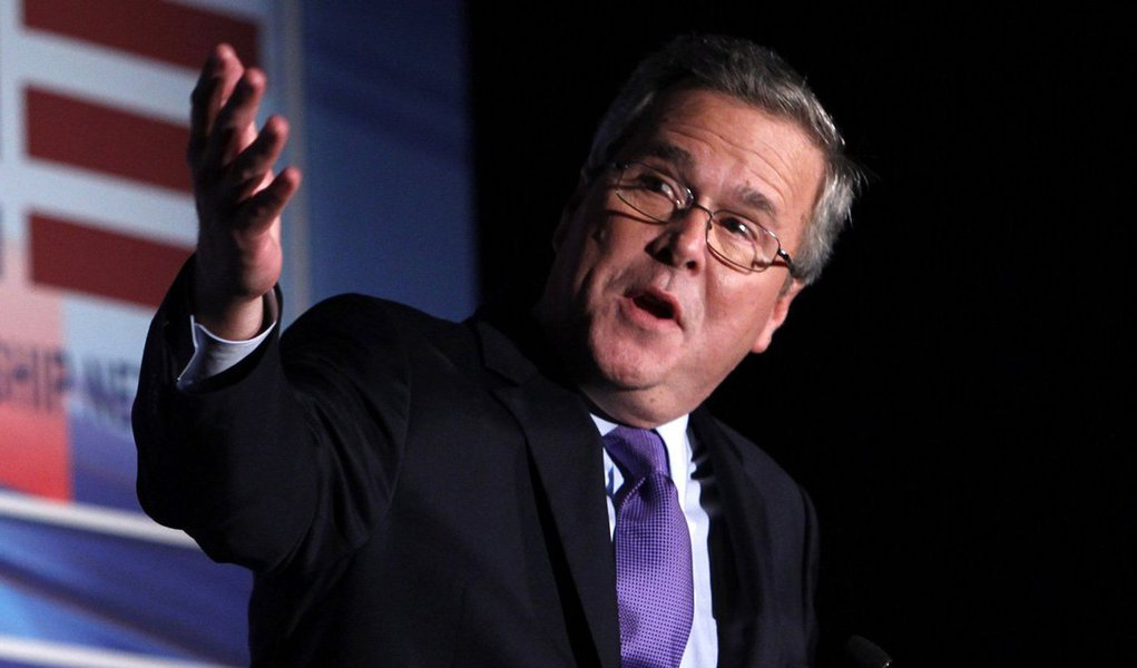 Provável candidato republicano à Presidência em 2016, Jeb Bush, que era popular entre falantes de espanhol quando governou o Estado norte-americano da Flórida, declarou-se "hispânico" num formulário de registro eleitoral em 2009, relatou o jornal New York Times; jornal publicou uma cópia embaçada do formulário, que disse ter obtido do Departamento Eleitoral do condado de Miami-Dade. O círculo marcando a opção "hispânico" estava assinalado, e o seguinte, "branco não hispânico" estava vazio; "Erro meu! Acho que não enganei ninguém!", postou no Twitter (Foto: Paulo Emílio) Provável candidato republicano à Presidência em 2016, Jeb Bush, que era popular entre falantes de espanhol quando governou o Estado norte-americano da Flórida, declarou-se "hispânico" num formulário de registro eleitoral em 2009, relatou o jornal New York Times; jornal publicou uma cópia embaçada do formulário, que disse ter obtido do Departamento Eleitoral do condado de Miami-Dade. O círculo marcando a opção "hispânico" estava assinalado, e o seguinte, "branco não hispânico" estava vazio; "Erro meu! Acho que não enganei ninguém!", postou no Twitter