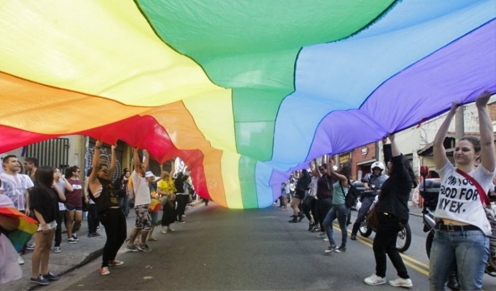 Centenas de pessoas se reuniram nesta sexta (27), na Praça São Salvador, em Laranjeiras, zona sul do Rio de Janeiro, para um ato contra a homofobia, que contou com batucada, teatro, projeção de frases contra a homofobia e beijaço de casais homoafetivos; a manifestação foi marcada após uma agressão ocorrida na madrugada do dia 1º de março, quando dois jovens jogaram uma garrafa em um casal homoafetivo que se beijava no local e direcionaram xingamentos (Foto: Valter Lima) Centenas de pessoas se reuniram nesta sexta (27), na Praça São Salvador, em Laranjeiras, zona sul do Rio de Janeiro, para um ato contra a homofobia, que contou com batucada, teatro, projeção de frases contra a homofobia e beijaço de casais homoafetivos; a manifestação foi marcada após uma agressão ocorrida na madrugada do dia 1º de março, quando dois jovens jogaram uma garrafa em um casal homoafetivo que se beijava no local e direcionaram xingamentos