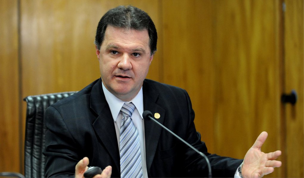 O ministro da Previdência, Carlos Gabas, disse que a Operação Lava Jato da Polícia Federal, que investiga um esquema de corrupção na Petrobras, "não pode penalizar os trabalhadores"; Quem fez tem que ser responsabilizado, tem que ser preso; agora, não pode penalizar os trabalhadores. São milhares e milhares de empregos que vamos perder e nossa economia vai encolher por uma questão que não é de responsabilidade do trabalhador", disse logo após citar as demissões promovidas pelas empreiteiras acusadas de envolvimento no esquema (Foto: Paulo Emílio) O ministro da Previdência, Carlos Gabas, disse que a Operação Lava Jato da Polícia Federal, que investiga um esquema de corrupção na Petrobras, "não pode penalizar os trabalhadores"; Quem fez tem que ser responsabilizado, tem que ser preso; agora, não pode penalizar os trabalhadores. São milhares e milhares de empregos que vamos perder e nossa economia vai encolher por uma questão que não é de responsabilidade do trabalhador", disse logo após citar as demissões promovidas pelas empreiteiras acusadas de envolvimento no esquema