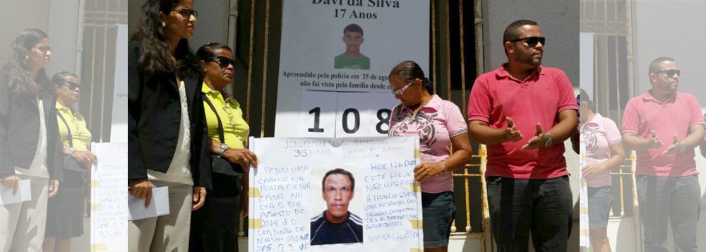 Em menos de quatro meses a Comissão de Direitos Humanos da Ordem dos Advogados do Brasil (OAB/AL) recebeu oito denúncias de alagoanos desaparecidos, dois deles fora do estado; por conta disso uma mobilização foi organizada; parentes das vítimas reivindicam a criação de uma delegacia especializada para que os casos sejam resolvidos com maior agilidade. (Foto: Voney Malta) Em menos de quatro meses a Comissão de Direitos Humanos da Ordem dos Advogados do Brasil (OAB/AL) recebeu oito denúncias de alagoanos desaparecidos, dois deles fora do estado; por conta disso uma mobilização foi organizada; parentes das vítimas reivindicam a criação de uma delegacia especializada para que os casos sejam resolvidos com maior agilidade.