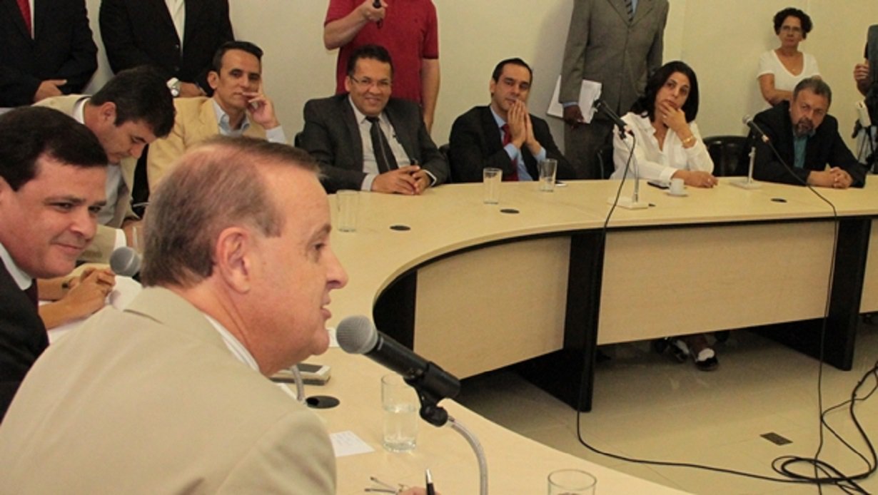 Prefeito esteve na Câmara Municipal para apresentar o balancete do segundo quadrimestre do ano; Paulo Garcia (PT) garantiu que o Paço não contraiu novas dívidas e disse que os gastos com pessoal foram reduzidos; no entanto, fato de o prefeito não responder perguntas de forma detalhada irritou vereadores de oposição; Elias Vaz (PSB) afirmou que a falta de transparência é uma marca da atual gestão e Dra. Cristina (PSDB) lançou dúvidas sobre os números mostrados e disse que nem Paulo Garcia nem o secretário de Finanças, Jeovalter Correia, se dispuseram a responder perguntas de forma clara e objetiva (Foto: José Barbacena) Prefeito esteve na Câmara Municipal para apresentar o balancete do segundo quadrimestre do ano; Paulo Garcia (PT) garantiu que o Paço não contraiu novas dívidas e disse que os gastos com pessoal foram reduzidos; no entanto, fato de o prefeito não responder perguntas de forma detalhada irritou vereadores de oposição; Elias Vaz (PSB) afirmou que a falta de transparência é uma marca da atual gestão e Dra. Cristina (PSDB) lançou dúvidas sobre os números mostrados e disse que nem Paulo Garcia nem o secretário de Finanças, Jeovalter Correia, se dispuseram a responder perguntas de forma clara e objetiva