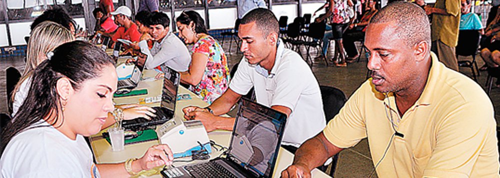 A Câmara de Dirigentes Lojistas (CDL) de Salvador realiza desta segunda até a próxima sexta-feira (28) mais uma edição do 'Feirão do Nome Limpo', no Centro de Convenções da Bahia, no bairro do Stiep; ação tem objetivo de facilitar as condições para os inadimplentes quitarem seus débitos (Foto: Romulo Faro) A Câmara de Dirigentes Lojistas (CDL) de Salvador realiza desta segunda até a próxima sexta-feira (28) mais uma edição do 'Feirão do Nome Limpo', no Centro de Convenções da Bahia, no bairro do Stiep; ação tem objetivo de facilitar as condições para os inadimplentes quitarem seus débitos