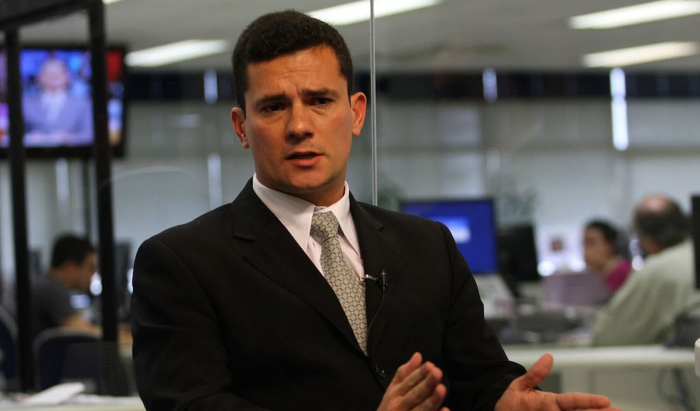 Dos 39 denunciados pelo Ministério Público Federal do Paraná para o juiz Sérgio Moro, responsável pelos processos da Operação Lava Jato, 30 já são réus na Justiça; nesta terça-feira, o magistrado aceitou denúncia contra mais 11 pessoas por suspeita de participação em crimes como corrupção, formação de organização criminosa e lavagem de dinheiro; entre eles há Alberto Youssef, Paulo Roberto Costa e executivos de empreiteiras (Foto: Gisele Federicce) Dos 39 denunciados pelo Ministério Público Federal do Paraná para o juiz Sérgio Moro, responsável pelos processos da Operação Lava Jato, 30 já são réus na Justiça; nesta terça-feira, o magistrado aceitou denúncia contra mais 11 pessoas por suspeita de participação em crimes como corrupção, formação de organização criminosa e lavagem de dinheiro; entre eles há Alberto Youssef, Paulo Roberto Costa e executivos de empreiteiras
