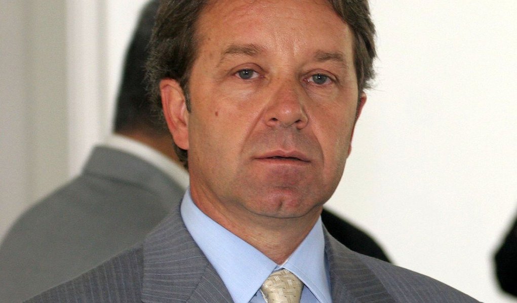 Segundo o doleiro Alberto Yousseff, Luiz Fernando recebia quantias mensais provenientes dos desvios na estatal; os montantes eram de R$30 mil a R$150 mil, que eram cota do partido do parlamentar; ele teria ajudado a Yousseff vencer uma licitação, onde teriam pago ao mesmo algo próximo a R$200 mil reais (Foto: Luis Mauro Queiroz) Segundo o doleiro Alberto Yousseff, Luiz Fernando recebia quantias mensais provenientes dos desvios na estatal; os montantes eram de R$30 mil a R$150 mil, que eram cota do partido do parlamentar; ele teria ajudado a Yousseff vencer uma licitação, onde teriam pago ao mesmo algo próximo a R$200 mil reais