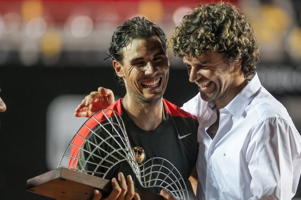 O tricampeão de Roland Garros Gustavo Kuerten sabe como é ter uma carreira assolada por lesões, e acredita que o espanhol Rafael Nadal irá voltar renovado às quadras após passar por sofrimentos recentes; "É preocupante, para todos nós que amamos vê-lo jogar, quando ele se machuca, mas ele sempre nos surpreende", disse o brasileiro (Foto: Gisele Federicce) O tricampeão de Roland Garros Gustavo Kuerten sabe como é ter uma carreira assolada por lesões, e acredita que o espanhol Rafael Nadal irá voltar renovado às quadras após passar por sofrimentos recentes; "É preocupante, para todos nós que amamos vê-lo jogar, quando ele se machuca, mas ele sempre nos surpreende", disse o brasileiro