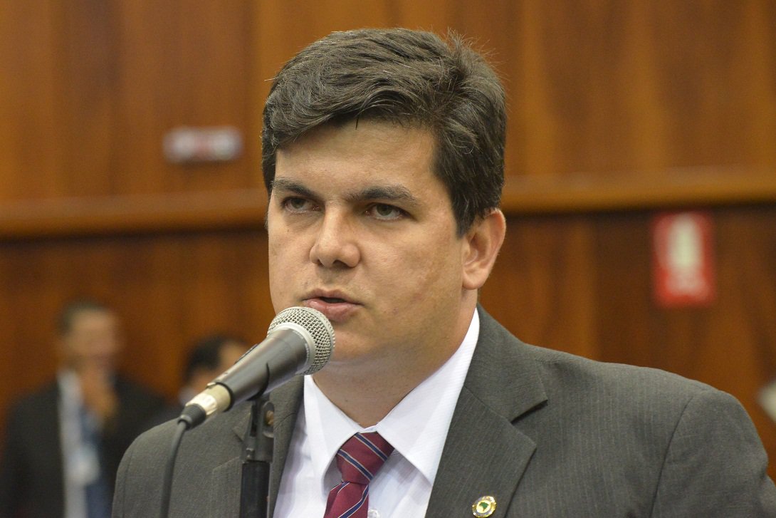Embate entre Ronaldo Caiado (DEM) e o governo estadual continua quente e após o novato Zé Antônio subir na tribuna da Assembleia e criticar o senador é a vez de outro deputado de primeiro mandato, Jean Carlo (PHS), ir para cima de Caiado; em artigo no Diário da Manhã, o deputado estadual abre o texto lembrando a crítica de Caiado ao governador Marconi Perillo no episódio da presidente Dilma Rousseff; na sequência, Jean Carlo lista as incoerências de Caiado ao longo de sua carreira na política e no final chama o senador de "o maior oportunista da política de Goiás" (Foto: José Barbacena) Embate entre Ronaldo Caiado (DEM) e o governo estadual continua quente e após o novato Zé Antônio subir na tribuna da Assembleia e criticar o senador é a vez de outro deputado de primeiro mandato, Jean Carlo (PHS), ir para cima de Caiado; em artigo no Diário da Manhã, o deputado estadual abre o texto lembrando a crítica de Caiado ao governador Marconi Perillo no episódio da presidente Dilma Rousseff; na sequência, Jean Carlo lista as incoerências de Caiado ao longo de sua carreira na política e no final chama o senador de "o maior oportunista da política de Goiás"