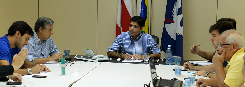Prefeito ACM Neto concedeu entrevista coletiva nesta segunda-feira para falar sobre as ações que serão feitas em áreas apontadas como de risco em decorrência das fortes chuvas fez apelo para que as pessoas que ainda permanecem nos locais condenados deixem suas casas o mais breve possível; "O que eu tenho pedido à população é que independente de sua casa já ter sido ou não vistoriada, se a pessoa está morando em uma área de risco, de encosta, que ela não corra o risco de permanecer dentro do imóvel. Que ela saia do imóvel e procure a prefeitura"; a prefeitura oferece duas opções a quem sair preventivamente de casa: abrigo em hotéis ou o recebimento de auxílio-moradia (Foto: Romulo Faro) Prefeito ACM Neto concedeu entrevista coletiva nesta segunda-feira para falar sobre as ações que serão feitas em áreas apontadas como de risco em decorrência das fortes chuvas fez apelo para que as pessoas que ainda permanecem nos locais condenados deixem suas casas o mais breve possível; "O que eu tenho pedido à população é que independente de sua casa já ter sido ou não vistoriada, se a pessoa está morando em uma área de risco, de encosta, que ela não corra o risco de permanecer dentro do imóvel. Que ela saia do imóvel e procure a prefeitura"; a prefeitura oferece duas opções a quem sair preventivamente de casa: abrigo em hotéis ou o recebimento de auxílio-moradia
