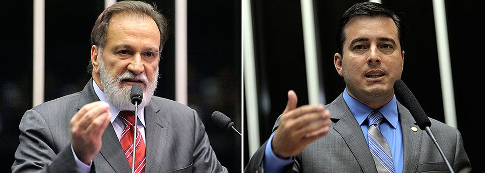 É o que informa o colunista André Gonçalves, da Gazeta do Povo; o jornalista aponta os paranaenses Osmar Dias, vice-presidente de Agronegócio do Banco do Brasil, e o deputado João Arruda, sobrinho do senador Roberto Requião (PMDB), como nomes mais palpáveis para o ministério da presidenta Dilma; "Nos bastidores de Brasília, Osmar Dias (PDT) é cotado para o Ministério da Agricultura, mas tem uma concorrente de peso, a senadora Kátia Abreu (PMDB-TO). Sobrinho do senador Roberto Requião, o deputado federal João Arruda (PMDB) corre por fora pelo Ministério do Turismo. E só", diz um trecho do texto do colunista (Foto: Leonardo Lucena) É o que informa o colunista André Gonçalves, da Gazeta do Povo; o jornalista aponta os paranaenses Osmar Dias, vice-presidente de Agronegócio do Banco do Brasil, e o deputado João Arruda, sobrinho do senador Roberto Requião (PMDB), como nomes mais palpáveis para o ministério da presidenta Dilma; "Nos bastidores de Brasília, Osmar Dias (PDT) é cotado para o Ministério da Agricultura, mas tem uma concorrente de peso, a senadora Kátia Abreu (PMDB-TO). Sobrinho do senador Roberto Requião, o deputado federal João Arruda (PMDB) corre por fora pelo Ministério do Turismo. E só", diz um trecho do texto do colunista