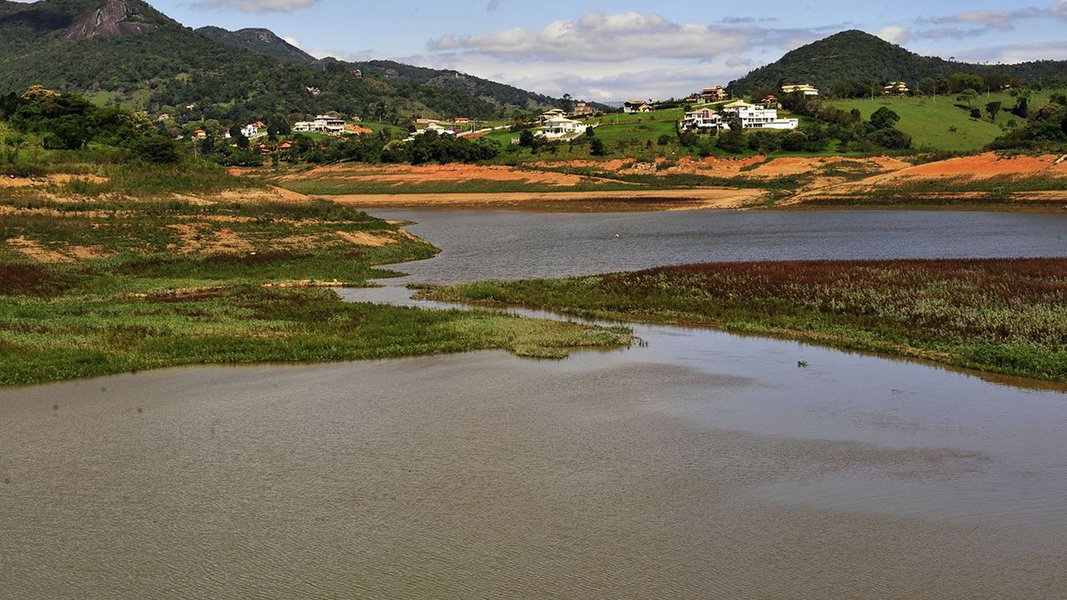 O nível do Sistema Cantareira, que permaneceu estável de segunda (2) até sexta-feira (6) em 11,7%, voltou a subir neste fim de semana, apontam dados da Companhia de Saneamento Básico de São Paulo (Sabesp); hoje (8), o reservatório, que abastece cerca de 6 milhões de pessoas na Grande São Paulo, chegou a 12,3% da capacidade; entre sábado e domingo, choveu 59,5 milímetros nas represas que formam o sistema; a média pluviométrica para março é 178 mm (Foto: Romulo Faro) O nível do Sistema Cantareira, que permaneceu estável de segunda (2) até sexta-feira (6) em 11,7%, voltou a subir neste fim de semana, apontam dados da Companhia de Saneamento Básico de São Paulo (Sabesp); hoje (8), o reservatório, que abastece cerca de 6 milhões de pessoas na Grande São Paulo, chegou a 12,3% da capacidade; entre sábado e domingo, choveu 59,5 milímetros nas represas que formam o sistema; a média pluviométrica para março é 178 mm