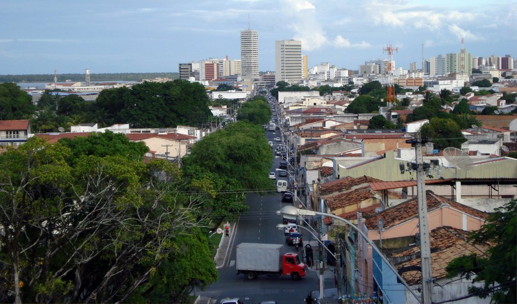 Estudo aponta que o crescimento do Índice de Desenvolvimento Humano Municipal (IDHM) de Sergipe foi de 0,665, situado numa faixa de desenvolvimento médio, quando em 1991 esse índice era baixo, de 0,408; evolução do Índice do Brasil foi de 0,493 para 0,727; isso implica em uma taxa de crescimento de 62,99% para o estado e 47% para o país; no ranking do IDHM do Nordeste, Sergipe ocupa a 4º melhor posição da região; “O IDHM avalia três das mais importantes dimensões do desenvolvimento humano, a oportunidade de viver uma vida longa e saudável, de ter acesso ao conhecimento e ter um padrão de vida que garanta as necessidades básicas: saúde, educação e renda”, explica o secretário Saumíneo Nascimento (Foto: Valter Lima) Estudo aponta que o crescimento do Índice de Desenvolvimento Humano Municipal (IDHM) de Sergipe foi de 0,665, situado numa faixa de desenvolvimento médio, quando em 1991 esse índice era baixo, de 0,408; evolução do Índice do Brasil foi de 0,493 para 0,727; isso implica em uma taxa de crescimento de 62,99% para o estado e 47% para o país; no ranking do IDHM do Nordeste, Sergipe ocupa a 4º melhor posição da região; “O IDHM avalia três das mais importantes dimensões do desenvolvimento humano, a oportunidade de viver uma vida longa e saudável, de ter acesso ao conhecimento e ter um padrão de vida que garanta as necessidades básicas: saúde, educação e renda”, explica o secretário Saumíneo Nascimento