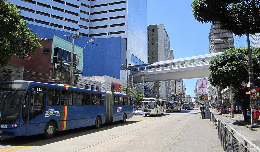 Um ano e cinco meses depois de cancelar um aumento de 5,5,3% nas tarifas de ônibus da Região Metropolitana do Recife (RMR), o governo de Pernambuco discute a possibilidade de reajustar o valos das passagens; conforme cálculos do empresariado, para equilibrar economicamente o sistema de transporte de ônibus, seria necessário um acréscimo de 24,4% nas tarifas do Anel A, subindo para R$ 2,67; nas contas do Executivo estadual, este valor seria de R$ 2,50, um aumento de 16,3% (Foto: Leonardo Lucena) Um ano e cinco meses depois de cancelar um aumento de 5,5,3% nas tarifas de ônibus da Região Metropolitana do Recife (RMR), o governo de Pernambuco discute a possibilidade de reajustar o valos das passagens; conforme cálculos do empresariado, para equilibrar economicamente o sistema de transporte de ônibus, seria necessário um acréscimo de 24,4% nas tarifas do Anel A, subindo para R$ 2,67; nas contas do Executivo estadual, este valor seria de R$ 2,50, um aumento de 16,3%
