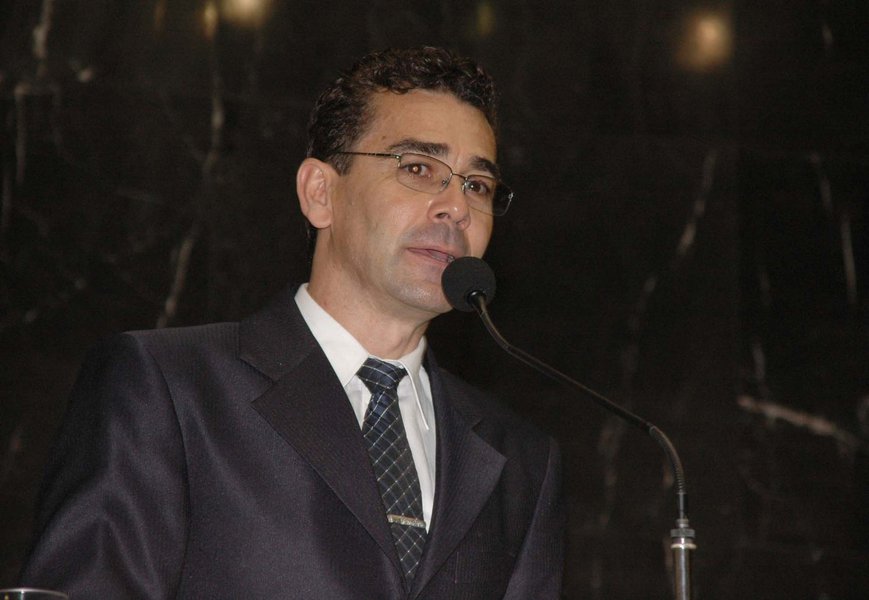 Deputado federal Padre João (PT-MG) discursou nesta terça-feira 24 na Câmara defendendo a abertura de inquérito para a investigação da Lista de Furnas e a possível relação do senador Aécio Neves (PSDB) com o esquema de corrupção; "Estamos pedindo que abra a investigação em relação à lista de Furnas sobre o então governador e hoje senador Aécio, que recebeu recursos", disse o parlamentar; João entregou os documentos sobre o caso na Procuradoria Geral da República junto com o deputado estadual Rogério Correia (PT-MG) (Foto: Luis Mauro Queiroz) Deputado federal Padre João (PT-MG) discursou nesta terça-feira 24 na Câmara defendendo a abertura de inquérito para a investigação da Lista de Furnas e a possível relação do senador Aécio Neves (PSDB) com o esquema de corrupção; "Estamos pedindo que abra a investigação em relação à lista de Furnas sobre o então governador e hoje senador Aécio, que recebeu recursos", disse o parlamentar; João entregou os documentos sobre o caso na Procuradoria Geral da República junto com o deputado estadual Rogério Correia (PT-MG)
