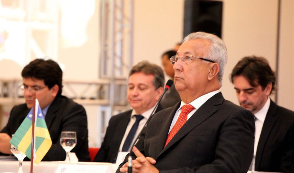 O governador Jackson Barreto participou nesta sexta (8) da III Reunião dos Governadores do Nordeste, em Natal, capital do Rio Grande do Norte; na pauta prioritária, as estratégias para defender a manutenção e a continuidade dos investimentos nos estados nordestinos, através de obras estruturantes e da maior agilidade das operações de crédito para os estados nordestinos; “Precisamos defender os interesses dos nossos estados. O Nordeste não pode perder o que já conquistou. Nossa pauta é importante para evitar recessão e garantir o crescimento que vem acontecendo desde o governo Lula, diminuindo as desigualdades econômicas e sociais que ainda são grandes em relação ao Sudeste a ao Sul do país” disse (Foto: Valter Lima) O governador Jackson Barreto participou nesta sexta (8) da III Reunião dos Governadores do Nordeste, em Natal, capital do Rio Grande do Norte; na pauta prioritária, as estratégias para defender a manutenção e a continuidade dos investimentos nos estados nordestinos, através de obras estruturantes e da maior agilidade das operações de crédito para os estados nordestinos; “Precisamos defender os interesses dos nossos estados. O Nordeste não pode perder o que já conquistou. Nossa pauta é importante para evitar recessão e garantir o crescimento que vem acontecendo desde o governo Lula, diminuindo as desigualdades econômicas e sociais que ainda são grandes em relação ao Sudeste a ao Sul do país” disse