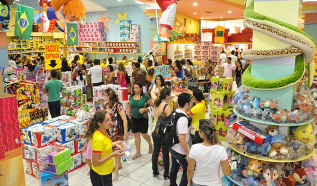 Expectativa de Consumo Natal 2014, pesquisa realizada pelo Instituto Fecomércio e Universidade Federal do Tocantins, revelou que Gurupi foi a cidade que liderou o ranking de intenção de consumo, com 82% dos entrevistados; Palmas ficou com a segunda colocação, registando 74,2%, e Araguaína em terceiro, com 62,5% das pessoas que afirmam ter a intenção de comprar presentes neste natal; em Palmas, a maioria disse que irá gastar entre R$150,01 a R$250,00. Já em Araguaína e Gurupi, a média ficou em R$50 a R$100; entre os principais produtos apontados como possíveis presentes estão: vestuário, calçados e brinquedos (Foto: Aquiles Lins) Expectativa de Consumo Natal 2014, pesquisa realizada pelo Instituto Fecomércio e Universidade Federal do Tocantins, revelou que Gurupi foi a cidade que liderou o ranking de intenção de consumo, com 82% dos entrevistados; Palmas ficou com a segunda colocação, registando 74,2%, e Araguaína em terceiro, com 62,5% das pessoas que afirmam ter a intenção de comprar presentes neste natal; em Palmas, a maioria disse que irá gastar entre R$150,01 a R$250,00. Já em Araguaína e Gurupi, a média ficou em R$50 a R$100; entre os principais produtos apontados como possíveis presentes estão: vestuário, calçados e brinquedos