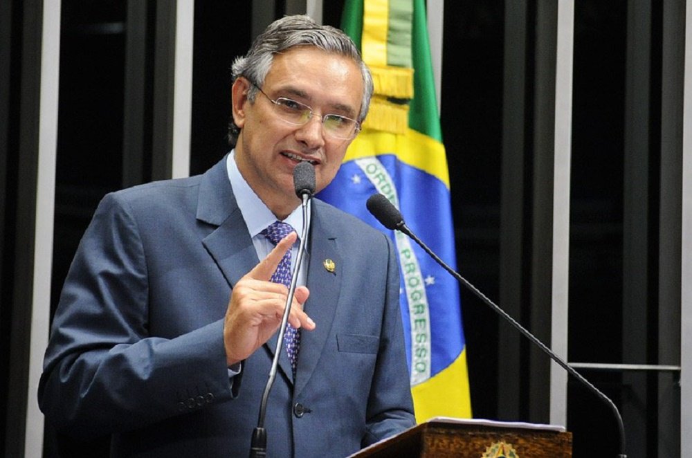 Em seu primeiro discurso no retorno ao Senado, nesta semana, Eduardo Amorim (PSC), candidato derrotado na disputa pelo governo de Sergipe, fez um balanço de sua campanha, criticou o governador reeleito Jackson Barreto (PMDB) e apontou falhas no setor de Segurança Pública do Estado; discurso do senador mostrou que ele ainda não digeriu o resultado do último pleito; Amorim retornou ao Senado 50 dias após a eleição (Foto: Valter Lima) Em seu primeiro discurso no retorno ao Senado, nesta semana, Eduardo Amorim (PSC), candidato derrotado na disputa pelo governo de Sergipe, fez um balanço de sua campanha, criticou o governador reeleito Jackson Barreto (PMDB) e apontou falhas no setor de Segurança Pública do Estado; discurso do senador mostrou que ele ainda não digeriu o resultado do último pleito; Amorim retornou ao Senado 50 dias após a eleição