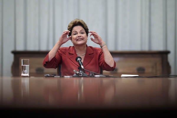 Dilma acena com o fantasma do golpe. Que golpe? Onde estão as forças armadas? Estão quietas nos quarteis. Onde estão os interesses empresariais? Os grandes, nos últimos anos, mamaram nas tetas do governo (Foto: Alberto Goldman) Dilma acena com o fantasma do golpe. Que golpe? Onde estão as forças armadas? Estão quietas nos quarteis. Onde estão os interesses empresariais? Os grandes, nos últimos anos, mamaram nas tetas do governo