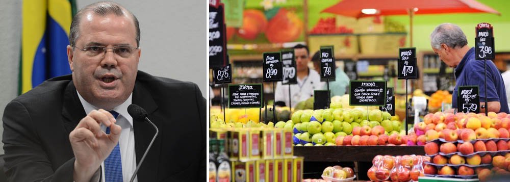 O Índice Nacional de Preços ao Consumidor Amplo-15 (IPCA-15) acelerou a alta a 0,79% em dezembro pressionado pelos preços de alimentos e transportes, mas encerrando o ano dentro do teto da meta do governo, que é de 4,5%, com margem de 2 pontos para mais ou menos; 'Em dois anos traremos a inflação para 4,5%', disse ontem o presidente do Banco Central, Alexandre Tombini (Foto: Gisele Federicce) O Índice Nacional de Preços ao Consumidor Amplo-15 (IPCA-15) acelerou a alta a 0,79% em dezembro pressionado pelos preços de alimentos e transportes, mas encerrando o ano dentro do teto da meta do governo, que é de 4,5%, com margem de 2 pontos para mais ou menos; 'Em dois anos traremos a inflação para 4,5%', disse ontem o presidente do Banco Central, Alexandre Tombini