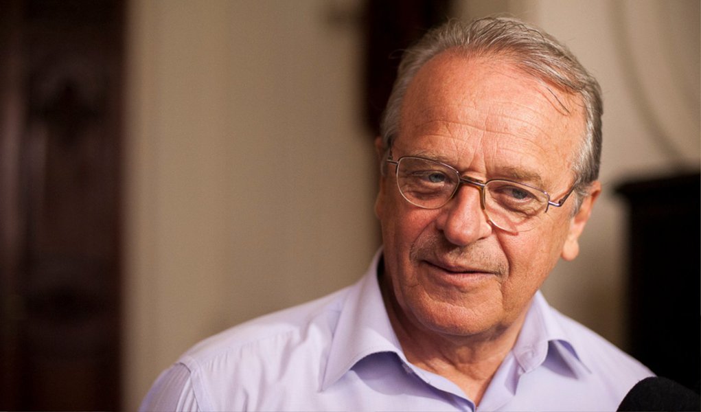 Ex-governador do Rio Grande do Sul, petista critica comportamento de seu partido no Congresso na questão da dívida do estados; "O PT ficou inerte total e o PMDB, 'aliado' já com projeto próprio e claro, 'esnucou' o Governo, na questão da dívida dos Estados"; "São fortes doses de desgaste que poderiam ser resolvidas por Concertação com forças sociais e políticas que não querem o quanto pior melhor", acrescentou Tarso Genro (Foto: Gisele Federicce) Ex-governador do Rio Grande do Sul, petista critica comportamento de seu partido no Congresso na questão da dívida do estados; "O PT ficou inerte total e o PMDB, 'aliado' já com projeto próprio e claro, 'esnucou' o Governo, na questão da dívida dos Estados"; "São fortes doses de desgaste que poderiam ser resolvidas por Concertação com forças sociais e políticas que não querem o quanto pior melhor", acrescentou Tarso Genro