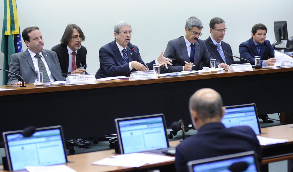 Integrantes da CPI da Petrobras vão ouvir os ex-deputados André Vargas (PR), Luiz Argôlo (BA) e Pedro Corrêa (PE), presos em Curitiba acusados de envolvimento em irregularidades detectadas pela Operação Lava Jato; os nomes deles não estavam entre os presos que seriam ouvidos pela CPI na semana que vem, em Curitiba (Foto: Gisele Federicce) Integrantes da CPI da Petrobras vão ouvir os ex-deputados André Vargas (PR), Luiz Argôlo (BA) e Pedro Corrêa (PE), presos em Curitiba acusados de envolvimento em irregularidades detectadas pela Operação Lava Jato; os nomes deles não estavam entre os presos que seriam ouvidos pela CPI na semana que vem, em Curitiba