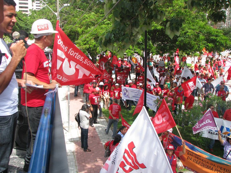 CUT, CTB, MST e vários outros movimentos populares do campo e da cidade promovem hoje "Dia Nacional de Luta em Defesa dos Direitos da Classe Trabalhadora", com manifestações em todo o País contra a aprovação do PL 4330, que legaliza a terceirização de mão de obra das empresas privadas, públicas ou de economia mista. No Ceará foi realizada uma atividade no aeroporto Pinto Martins, às 5 da manhã e à tarde, está prevista uma caminhada no centro de Fortaleza. O PL 4330 deve entrar em votação hoje, na Câmara Federal
(Foto: Fatima 247) CUT, CTB, MST e vários outros movimentos populares do campo e da cidade promovem hoje "Dia Nacional de Luta em Defesa dos Direitos da Classe Trabalhadora", com manifestações em todo o País contra a aprovação do PL 4330, que legaliza a terceirização de mão de obra das empresas privadas, públicas ou de economia mista. No Ceará foi realizada uma atividade no aeroporto Pinto Martins, às 5 da manhã e à tarde, está prevista uma caminhada no centro de Fortaleza. O PL 4330 deve entrar em votação hoje, na Câmara Federal