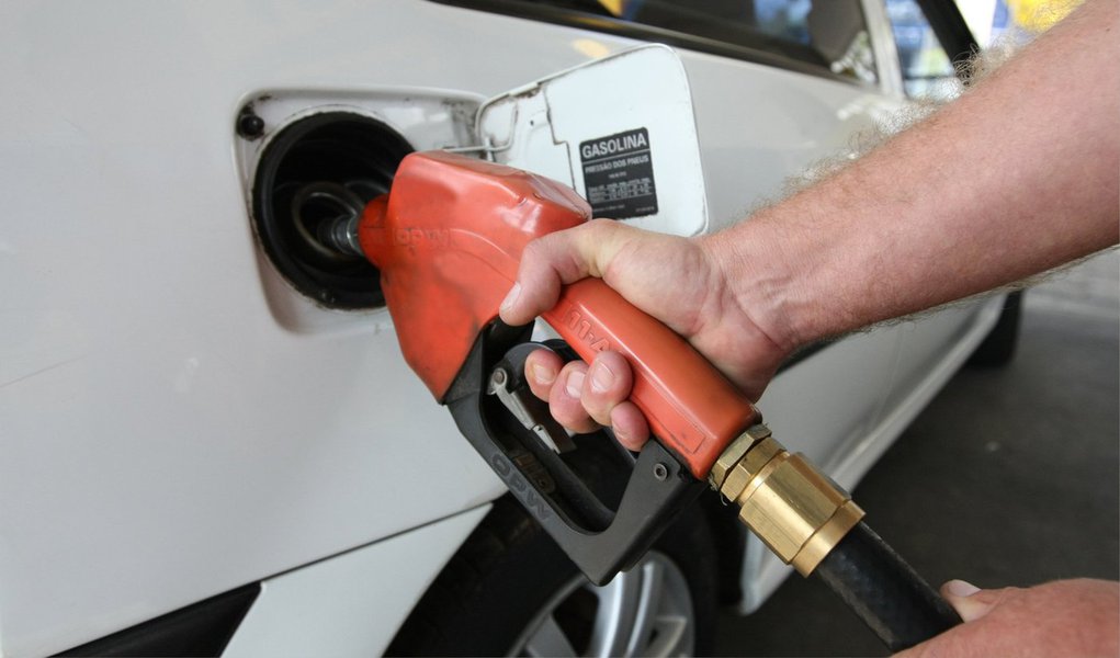 No comparativo entre os preços de 17 de outubro e 12 de dezembro, o litro saltou de R$ 2,863 para R$ 2,936; é o que aponta a pesquisa divulgada pelo site Mercado Mineiro; em BH, o menor preço encontrado da gasolina foi de R$ 2,766 e o maior de R$ 3,299, variação de 19,27%; o menor preço médio da gasolina foi verificado na Região Noroeste, onde o valor é de R$ 2,876, em média; o maior preço está na Região Sul de Belo Horizonte, onde o valor é R$ 3,045 (Foto: Leonardo Lucena) No comparativo entre os preços de 17 de outubro e 12 de dezembro, o litro saltou de R$ 2,863 para R$ 2,936; é o que aponta a pesquisa divulgada pelo site Mercado Mineiro; em BH, o menor preço encontrado da gasolina foi de R$ 2,766 e o maior de R$ 3,299, variação de 19,27%; o menor preço médio da gasolina foi verificado na Região Noroeste, onde o valor é de R$ 2,876, em média; o maior preço está na Região Sul de Belo Horizonte, onde o valor é R$ 3,045