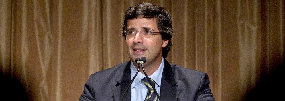 Controlador do BTG Pactual, com ativos de R$ 160 bilhões no Brasil, R$ 60 bilhões no exterior e patrimônio líquido de R$ 19 bilhões, André Esteves diz que "este negócio é feito de ganhos e perdas": "Somos normais, fazemos besteira. Mas temos muito mais acertos do que erros"; banco tem sob seu portfolio a Sete Brasil, maior fornecedora da Petrobras que acumula dívidas de mais de R$ 900 milhões com estaleiros; o BTG injetou R$ 2,8 bilhões na forma de capital para se tornar o maior acionista, com fatia de pouco mais de 25% (Foto: Roberta Namour) www.brasil247.com - Controlador do BTG Pactual, com ativos de R$ 160 bilhões no Brasil, R$ 60 bilhões no exterior e patrimônio líquido de R$ 19 bilhões, André Esteves diz que "este negócio é feito de ganhos e perdas": "Somos normais, fazemos besteira. Mas temos muito mais acertos do que erros"; banco tem sob seu portfolio a Sete Brasil, maior fornecedora da Petrobras que acumula dívidas de mais de R$ 900 milhões com estaleiros; o BTG injetou R$ 2,8 bilhões na forma de capital para se tornar o maior acionista, com fatia de pouco mais de 25%