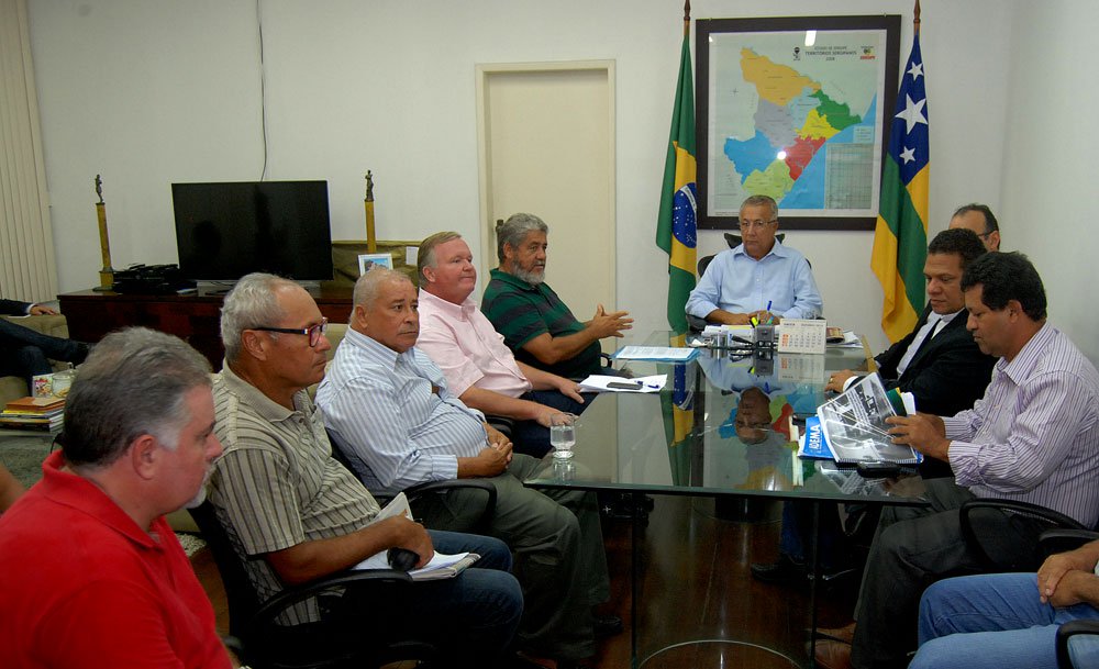 Governador Jackson Barreto recebeu nesta segunda (24) uma comissão de donos de bares e restaurantes da orla que respondem a uma ação do Ministério Público Federal que pede a derrubada das edificações; no encontro, ele entrou em contato por telefone com a Secretária-chefe do Patrimônio da União Cassandra Maroni Nunes solicitando agilidade do Termo de Ajuste de Conduta (TAC) para viabilizar a cessão dos terrenos da União para os donos de bares e restaurantes da Orlinha da Coroa do Meio e da rodovia José Sarney; "Vamos à Secretaria de Patrimônio da União na defesa dos donos de bares e com todo respeito, espero que o MPF repense a medida da derrubada", disse (Foto: Valter Lima) Governador Jackson Barreto recebeu nesta segunda (24) uma comissão de donos de bares e restaurantes da orla que respondem a uma ação do Ministério Público Federal que pede a derrubada das edificações; no encontro, ele entrou em contato por telefone com a Secretária-chefe do Patrimônio da União Cassandra Maroni Nunes solicitando agilidade do Termo de Ajuste de Conduta (TAC) para viabilizar a cessão dos terrenos da União para os donos de bares e restaurantes da Orlinha da Coroa do Meio e da rodovia José Sarney; "Vamos à Secretaria de Patrimônio da União na defesa dos donos de bares e com todo respeito, espero que o MPF repense a medida da derrubada", disse