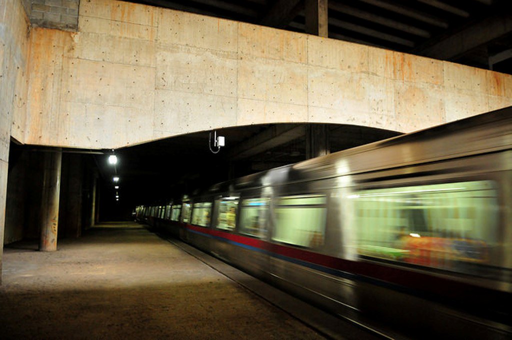 A tão aguardada expansão do metrô do Distrito Federal começará a tomar forma neste ano; está prevista para setembro a assinatura da ordem de serviço que permitirá o início das obras da primeira estação da Asa Norte, nas proximidades do Hospital Regional, o Hran; a expectativa é que o local fique pronto em 2018; também no segundo semestre, devem começar a ser construídas duas paradas em Ceilândia e duas em Samambaia, a ser entregues no fim de 2017; essas cinco estações totalizarão nove quilômetros de malha metroviária; as obras estão orçadas em R$ 1,6 bilhão (Foto: Leonardo Lucena) A tão aguardada expansão do metrô do Distrito Federal começará a tomar forma neste ano; está prevista para setembro a assinatura da ordem de serviço que permitirá o início das obras da primeira estação da Asa Norte, nas proximidades do Hospital Regional, o Hran; a expectativa é que o local fique pronto em 2018; também no segundo semestre, devem começar a ser construídas duas paradas em Ceilândia e duas em Samambaia, a ser entregues no fim de 2017; essas cinco estações totalizarão nove quilômetros de malha metroviária; as obras estão orçadas em R$ 1,6 bilhão