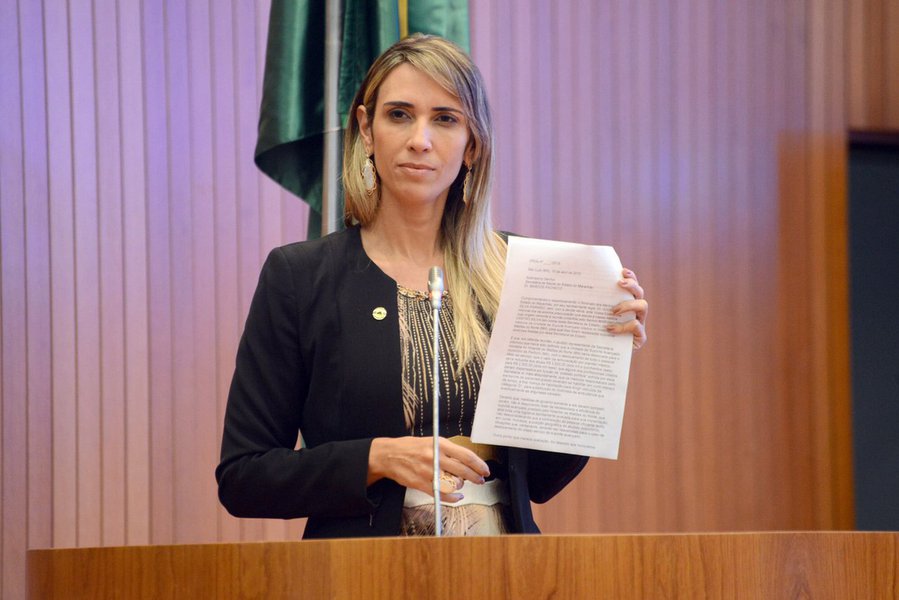 Deputada estadual Andrea Murad (PMDB) admitiu publicamente que utilizou, durante a campanha eleitoral de 2014, uma aeronave não declarada em seus gastos à Justiça Eleitoral; em pronunciamento na Assembleia Legislativa, Andrea afirma que utilizou um avião modelo Seneca para viajar a São João dos Patos onde fez um comício em setembro do ano passado; ocorre que na prestação de contas da parlamentar o relatório de despesas especifica que a prestação de serviço no valor de R$ 110 mil com a PMR Táxi Aéreo é para o transporte através de um helicóptero modelo Esquilo A5350 (Foto: Leonardo Lucena) Deputada estadual Andrea Murad (PMDB) admitiu publicamente que utilizou, durante a campanha eleitoral de 2014, uma aeronave não declarada em seus gastos à Justiça Eleitoral; em pronunciamento na Assembleia Legislativa, Andrea afirma que utilizou um avião modelo Seneca para viajar a São João dos Patos onde fez um comício em setembro do ano passado; ocorre que na prestação de contas da parlamentar o relatório de despesas especifica que a prestação de serviço no valor de R$ 110 mil com a PMR Táxi Aéreo é para o transporte através de um helicóptero modelo Esquilo A5350