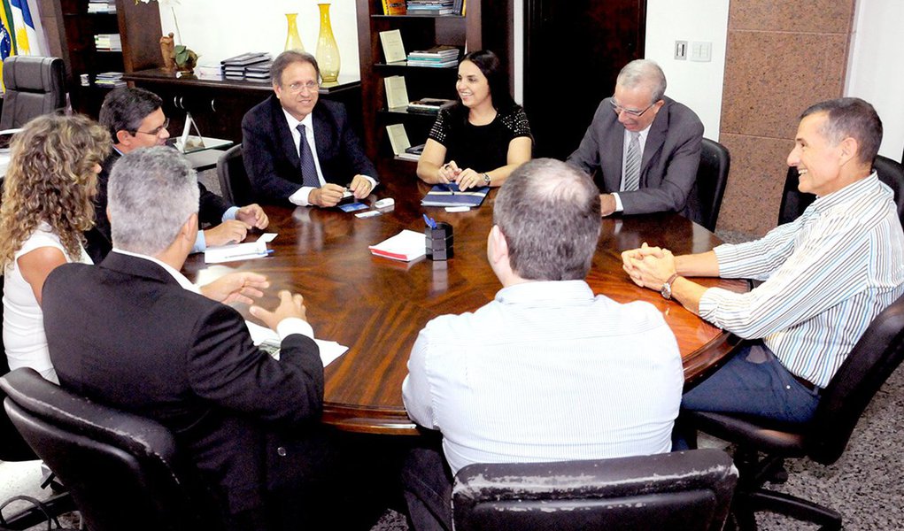 Durante audiência na tarde dessa quarta-feira, 25, o governador Marcelo Miranda (PMDB) solicitou à superintendente regional da Caixa, Maria Luzia do Couto Aguiar, agilidade de trâmites necessários para a entrega de unidades habitacionais ainda neste primeiro semestre; também foi tratada a renovação do convênio entre a Caixa e o governo no valor de R$ 2 milhões para as obras de reforma do Estádio Nilton Santos; “A população pode ficar feliz porque o Estado estará junto com a Caixa e temos projetos habitacionais que estão em andamento para atender a demanda. Com essa parceria, com certeza teremos bons resultados para o Estado”, disse Maria Luiza (Foto: Aquiles Lins) Durante audiência na tarde dessa quarta-feira, 25, o governador Marcelo Miranda (PMDB) solicitou à superintendente regional da Caixa, Maria Luzia do Couto Aguiar, agilidade de trâmites necessários para a entrega de unidades habitacionais ainda neste primeiro semestre; também foi tratada a renovação do convênio entre a Caixa e o governo no valor de R$ 2 milhões para as obras de reforma do Estádio Nilton Santos; “A população pode ficar feliz porque o Estado estará junto com a Caixa e temos projetos habitacionais que estão em andamento para atender a demanda. Com essa parceria, com certeza teremos bons resultados para o Estado”, disse Maria Luiza