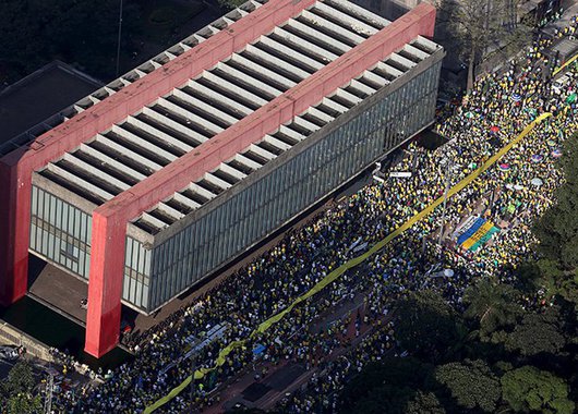 Quanto mais o PSDB e seus minguados satélites de direita tenta instrumentalizar, com o apoio da mídia tradicional (sempre ela!) legítimas manifestações populares, mais estes diminuem em volume de gente (Foto: Daniel Quoist) Quanto mais o PSDB e seus minguados satélites de direita tenta instrumentalizar, com o apoio da mídia tradicional (sempre ela!) legítimas manifestações populares, mais estes diminuem em volume de gente