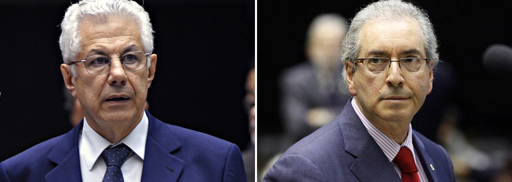 Embora o PT tenha lançado a candidatura do deputado federal Arlindo Chinaglia (PT-SP) a presidente da Câmara, a possibilidade de um acordo com o PMDB, que tem como candidato ao mesmo cargo Eduardo Cunha (PMDB-RJ), não está descartada; a opinião corrente na Casa é a de que na hora H, o PT vai negociar com Cunha, assegurando para si – possivelmente tendo como indicado o próprio Chinaglia – a primeira vice-presidência, ficando assegurada a continuidade do revezamento entre os dois partidos, com o PT voltando ao cargo daqui a dois anos; quem faz esta avaliação é a jornalista Tereza Cruvinel, na mais recente postagem do seu blog no 247; ela pontua no entanto que partidos ainda precisam costurar acordo, mas que isso só ocorrerá em janeiro (Foto: Valter Lima) Embora o PT tenha lançado a candidatura do deputado federal Arlindo Chinaglia (PT-SP) a presidente da Câmara, a possibilidade de um acordo com o PMDB, que tem como candidato ao mesmo cargo Eduardo Cunha (PMDB-RJ), não está descartada; a opinião corrente na Casa é a de que na hora H, o PT vai negociar com Cunha, assegurando para si – possivelmente tendo como indicado o próprio Chinaglia – a primeira vice-presidência, ficando assegurada a continuidade do revezamento entre os dois partidos, com o PT voltando ao cargo daqui a dois anos; quem faz esta avaliação é a jornalista Tereza Cruvinel, na mais recente postagem do seu blog no 247; ela pontua no entanto que partidos ainda precisam costurar acordo, mas que isso só ocorrerá em janeiro