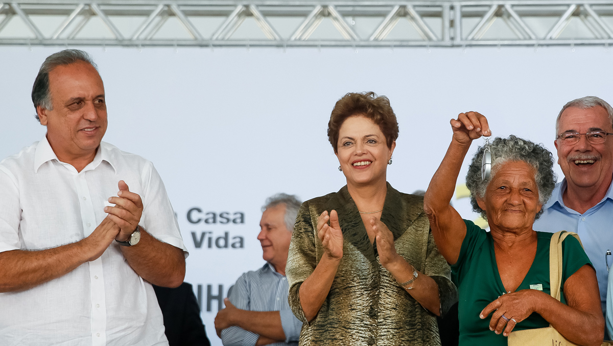 Duque de Caxias, RJ 09/04/2015. Presidenta Dilma Rousseff durante cerimônia de entrega de 500 unidades habitacionais do Residencial Volterra, do Programa Minha Casa Minha Vida. Foto: Roberto Stuckert Filho/PR (Foto: Gisele Federicce) Duque de Caxias, RJ 09/04/2015. Presidenta Dilma Rousseff durante cerimônia de entrega de 500 unidades habitacionais do Residencial Volterra, do Programa Minha Casa Minha Vida. Foto: Roberto Stuckert Filho/PR