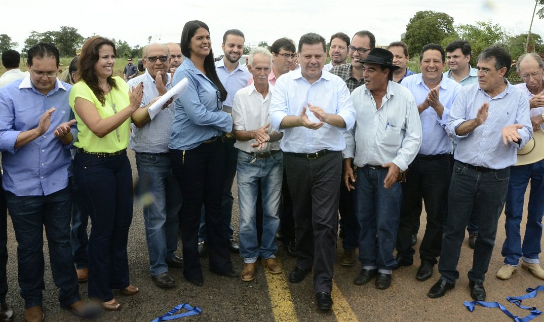Governador Marconi Perillo na Inaugura��o de Obras, Assinatura de Atos e Entrega de Benef�cios na Cidade de Jussara e Distrito de Jacil�ndia (Itapirapu�) , com a Prefeita de jussara, Tatiana Hana dos Santos e a Prefeita de Itapirapu�, Z�lia Camelo.
Data: (Foto: José Barbacena) Governador Marconi Perillo na Inaugura��o de Obras, Assinatura de Atos e Entrega de Benef�cios na Cidade de Jussara e Distrito de Jacil�ndia (Itapirapu�) , com a Prefeita de jussara, Tatiana Hana dos Santos e a Prefeita de Itapirapu�, Z�lia Camelo.
Data: