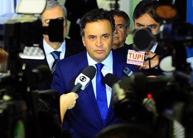 Seu partido solicitou que ele fosse diplomado no lugar de Dilma Rousseff. Não é piada! Aécio Neves poderia até ser "diplomado", mas numa clínica... psiquiátrica! (Foto: Altamiro Borges) Seu partido solicitou que ele fosse diplomado no lugar de Dilma Rousseff. Não é piada! Aécio Neves poderia até ser "diplomado", mas numa clínica... psiquiátrica!