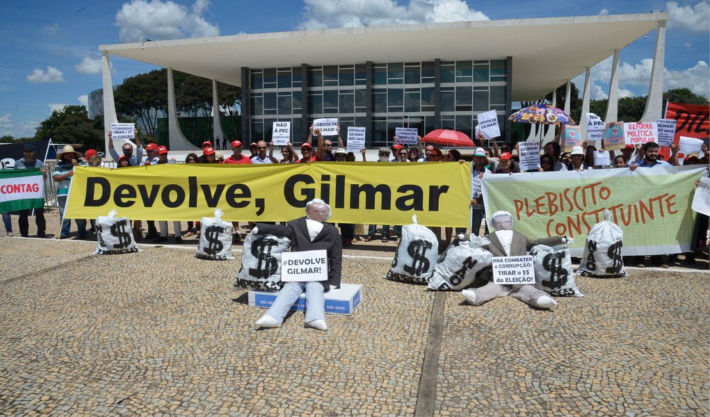 "Amanhã completa um ano que o ministro pediu vista do processo que trata de financiamento de empresas a partidos políticos, e esse ato é um esculacho exigindo que o Gilmar Mendes devolva esse processo, haja vista que temos 6 votos a 1 favoráveis à aprovação, contra o financiamento privado", protestou o diretor da CUT Ismael César; manifestação aconteceu na Praça dos Três Poderes, em Brasília (Foto: Paulo Emílio) "Amanhã completa um ano que o ministro pediu vista do processo que trata de financiamento de empresas a partidos políticos, e esse ato é um esculacho exigindo que o Gilmar Mendes devolva esse processo, haja vista que temos 6 votos a 1 favoráveis à aprovação, contra o financiamento privado", protestou o diretor da CUT Ismael César; manifestação aconteceu na Praça dos Três Poderes, em Brasília